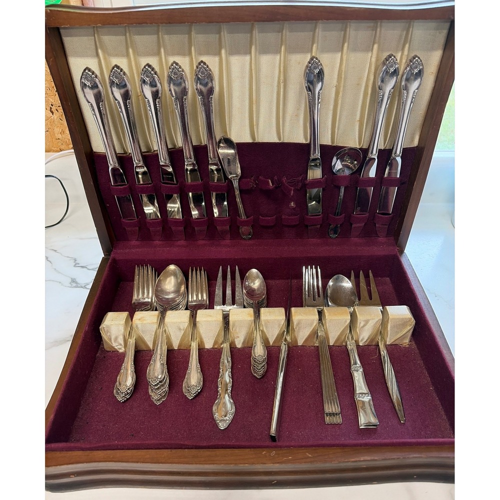 1847 Rogers Bros Remembrance silverplate flatware set in a vintage wooden chest